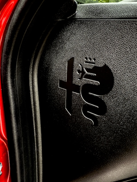 Alfa Romeo Junior-e MotorMag Reinhold Deisenhofer Logo innen