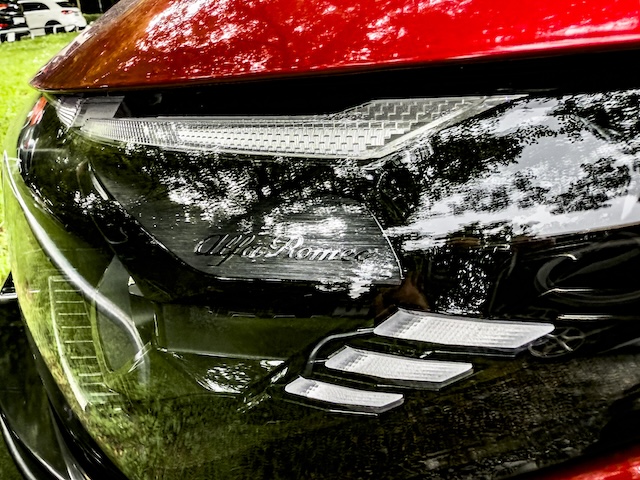 Alfa Romeo Junior-e MotorMag Reinhold Deisenhofer Scheinwerfer Logo nah aussen