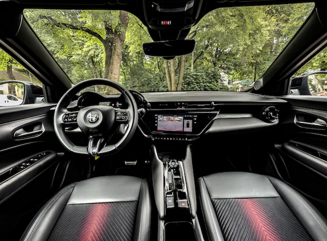 Alfa Romeo Junior-e MotorMag Reinhold Deisenhofer Armaturenbrett innen