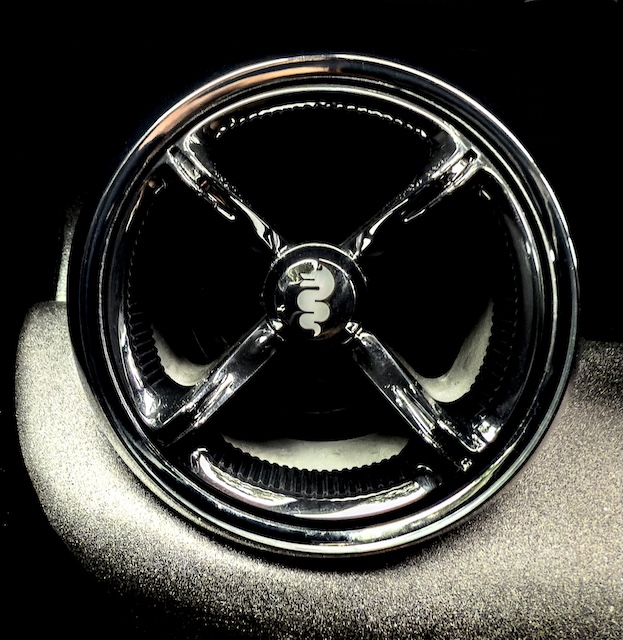Alfa Romeo Junior-e MotorMag Reinhold Deisenhofer Logo Lüftungsdüse innen