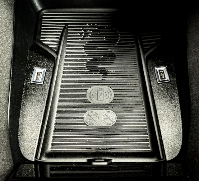 Alfa Romeo Junior-e MotorMag Reinhold Deisenhofer Logo Ladeschale innen