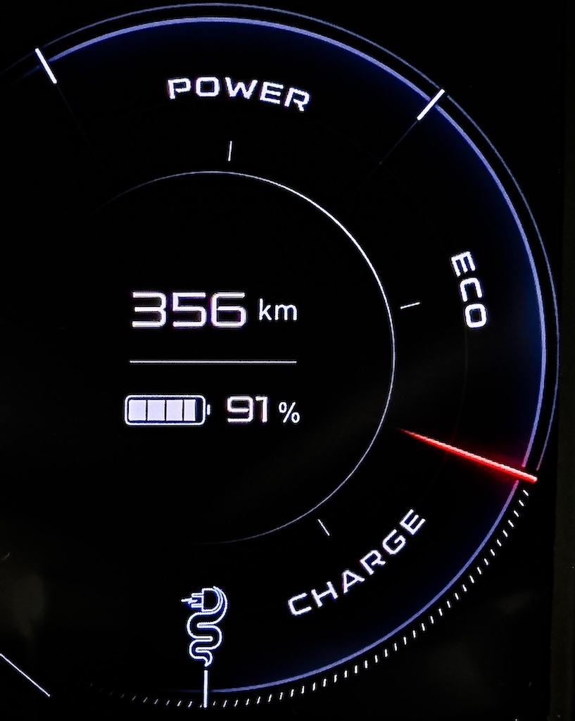 Alfa Romeo Junior-e MotorMag Reinhold Deisenhofer Verbrauchsanzeige Logo