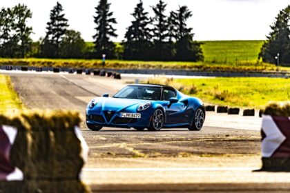 Pista & Piloti Alfa Romeo Pferdsfeld Reinhold Deisenhofer Motormag aussen 4C2