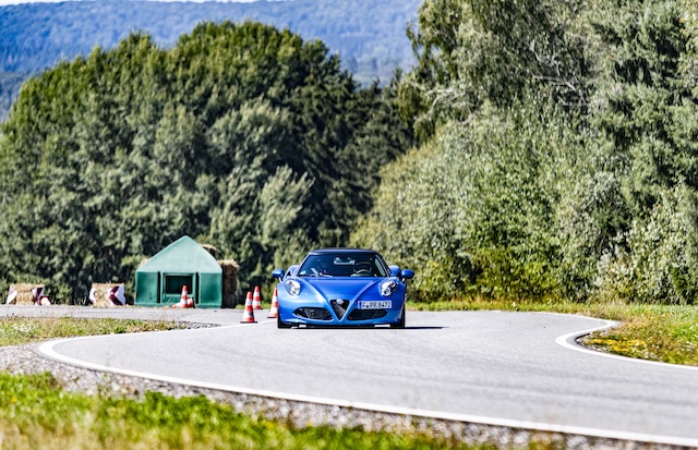Pista & Piloti Alfa Romeo Pferdsfeld Reinhold Deisenhofer Motormag aussen 4C