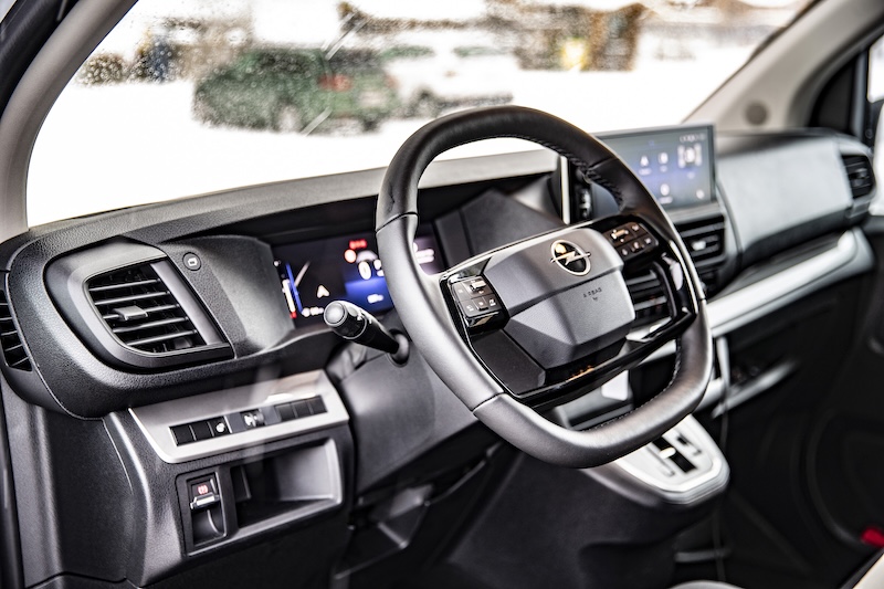 Opell Vivaro innen Cockpit MotorMag Reinhold Deisenhofer