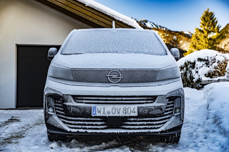 Opell Vivaro aussen Schnee MotorMag Reinhold Deisenhofer