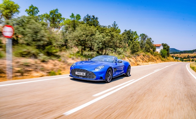 Aston Martin Vanquish Volante aussen fahrend offen