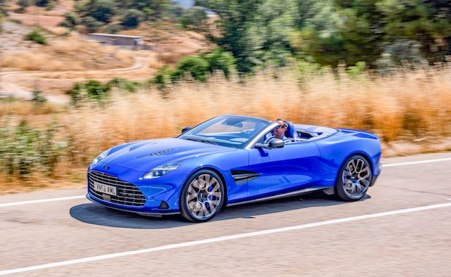 Aston Martin Vanquish Volante aussen fahrend offen nah