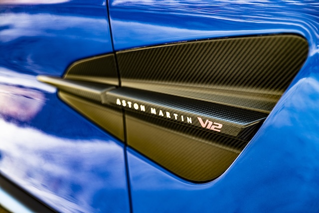 Aston Martin Vanquish Volante aussen offen V12 Logo