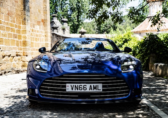Aston Martin Vanquish Volante aussen offen Front