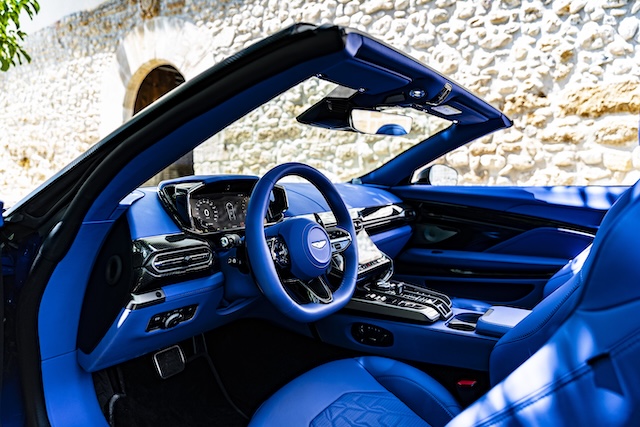 Aston Martin Vanquish Volante innen offen seitlich