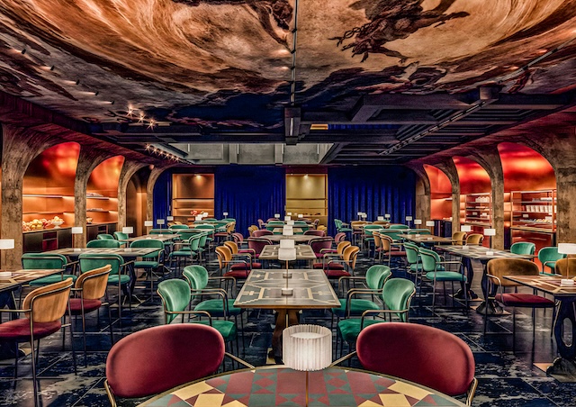 Frühstück-nhow_Roma_Render_Restaurant_Frontal_Shoot_Lights_On_Green_Chairs
