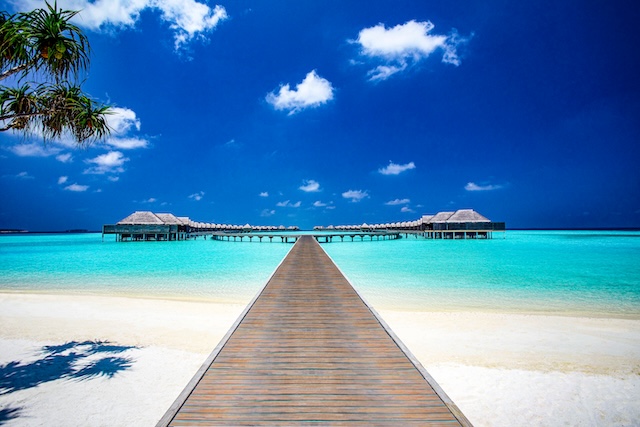 Anantara-Kihavah-Over-Water-Jetty-View MotorMag