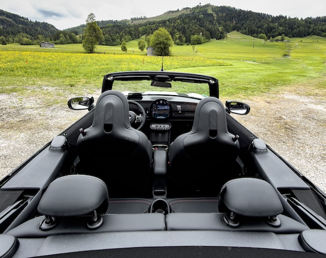 Mini Cabriolet aussen Heck offen nah MotorMag Reinhold Deisenhofer