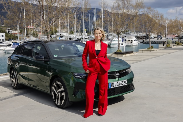 Opel Astra Electric aussen Front Tina Ruland Mitte MotorMag
