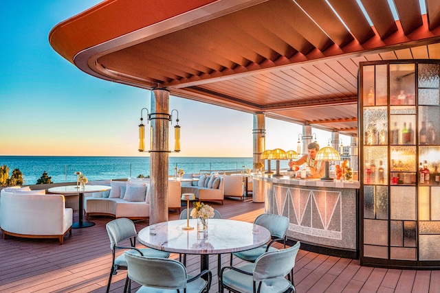 MotorMag-03-2026-TRAVELness-Anantara_Plaza_Nice_Hotel_Exterior_Bar_Panoramic © Anantara Hotels, Resorts & Spas