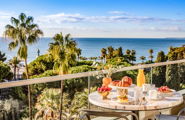 MotorMag-03-2026-TRAVELness-Anantara_Plaza_Nice_Presidential_Balcony_Breakfast © Anantara Hotels, Resorts & Spas